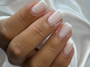 Mão com esmaltação em gel